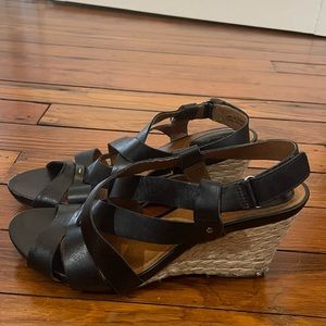 Women’s Black and Straw Clark Sandals Size 8.5